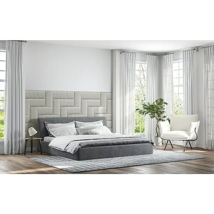 Fllow Wandpolster Wolke - Naturweiß, 60 x 30 cm - Ein modernes Schlafzimmer mit einem grauen Bett mit gepolstertem Kopfteil und viel Tageslicht durch große Fenster mit weißen Vorhängen.