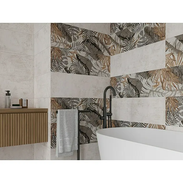 Wandfliese Studio - 30 x 90 cm, Palm Bone, Matt - Detailaufnahme eines Badezimmers mit Fliesen in neutralen Tönen und einem floralen Muster, das eine entspannende Atmosphäre schafft.