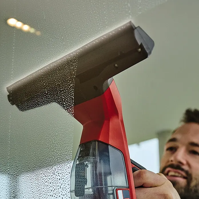 Einhell Düsen-Set BRILLIANTO - 2 -tlg. - Ein roter Fensterreiniger von Nahem, der ein Fenster mit Seifenwasser reinigt. Ideal für streifenfreie Ergebnisse und saubere Fenster im ganzen Haus.