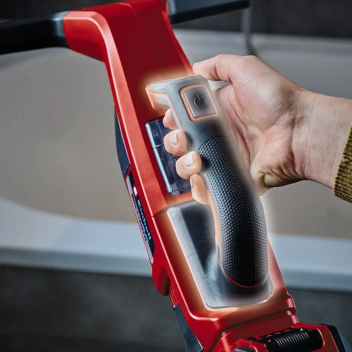 Einhell PXC 18V Limpiadora de cristales de batería Brillianto - 18 V, Sin batería, Volumen de recipiente: 0,1 l - Primer plano de una hidrolimpiadora inalámbrica Einhell roja con una mano en el mango.