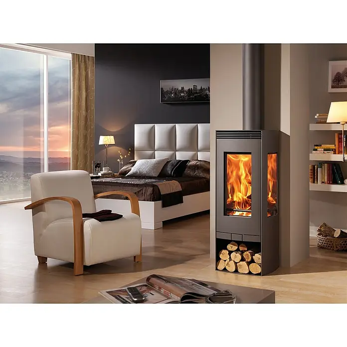 Panadero Estufa de leña Alba - 9,5 kW, Volumen de calefacción: 290 m³, Negro - Acogedora habitación con chimenea, sillón y vistas panorámicas. La moderna chimenea es un punto focal y brinda calidez.