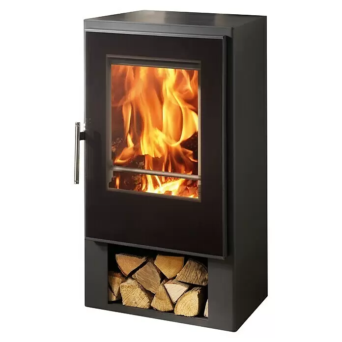 Panadero Kaminofen Andes - 7,5 kW, Raumheizvermögen: 230 m³, Schwarz Metallic - Dunkelgrauer Holzofen mit Glastür, der helle Flammen zeigt, und einem unteren Fach voller Holzscheite.