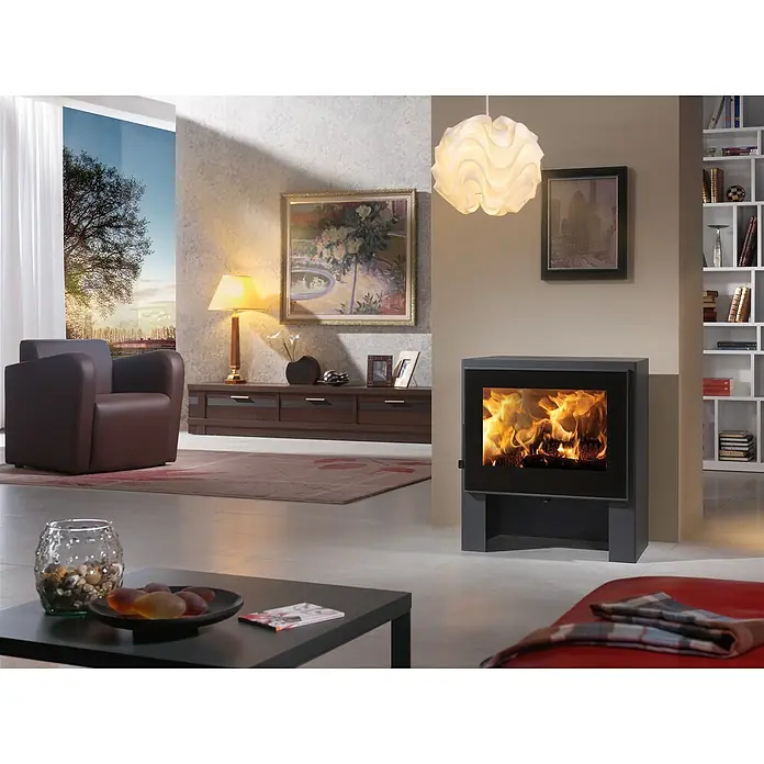 Panadero Kaminofen NAXOS - 6,7 kW, Raumheizvermögen: 170 m³, Schwarz Metallic - Elegantes Wohnzimmer mit Kamin. Der Kamin ist ein echter Blickfang und sorgt für eine gemütliche Atmosphäre.