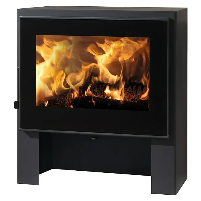 Panadero Kaminofen NAXOS - 6,7 kW, Raumheizvermögen: 170 m³, Schwarz Metallic - Elegantes Kaminofen-Design mit lebendigem Feuer, ideal für gemütliche Abende. Der Ofen besticht durch seine moderne Optik und Wärme.