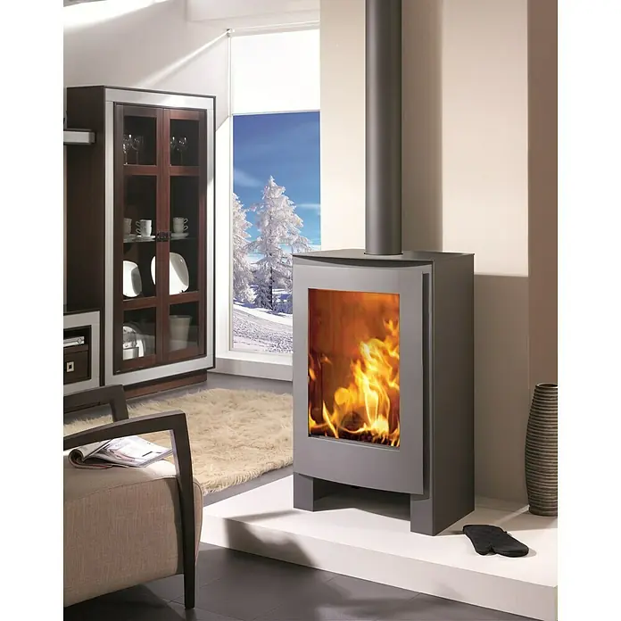Panadero Kaminofen NEVADA - 8,7 kW, Raumheizvermögen: 260 m³, Material Verkleidung: Stahl, Schwarz Metallic - Ein moderner Kaminofen mit einem schlanken Design, der Wärme und Atmosphäre in jeden Raum bringt. Das lodernde Feuer ist sichtbar.