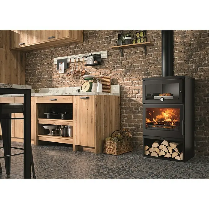 Panadero Kaminofen OVEN EcoDesign - 7,1 kW, Raumheizvermögen: 210 m³, Material Verkleidung: Stahl, Schwarz Metallic - Moderne Küche mit einem eleganten Holzofen. Der Ofen in Schwarz bietet Wärme und dient als stilvolles Dekoelement mit Holzscheiten und Brotbackofen.