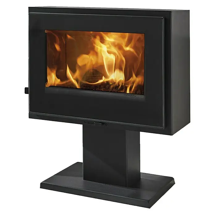 Panadero Kaminofen VERNE - 6,7 kW, Raumheizvermögen: 170 m³, Material Verkleidung: Stahl, Schwarz Metallic - Schwarzer Panadero-Kaminofen mit loderndem Feuer hinter einer Glasscheibe. Elegantes Design für gemütliche Wärme.