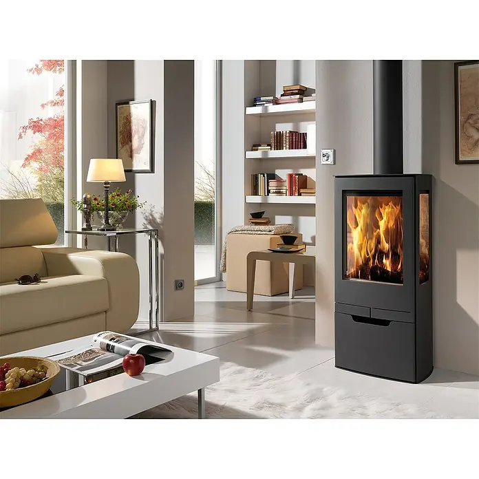Panadero Estufa de leña Zinc - 7,9 kW, Volumen de calefacción: 240 m³, Negro - Salón con chimenea moderna que aporta calidez y estilo a la estancia, con grandes ventanales y muebles elegantes.
