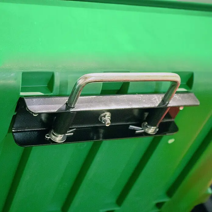Güde Transportwagen Garten GGW 500 - 141 x 81 x 74 cm, 225 l - Detailaufnahme eines grünen Abfallbehälters mit Metallgriff und schwarzer Halterung. Fokus liegt auf der Befestigung.