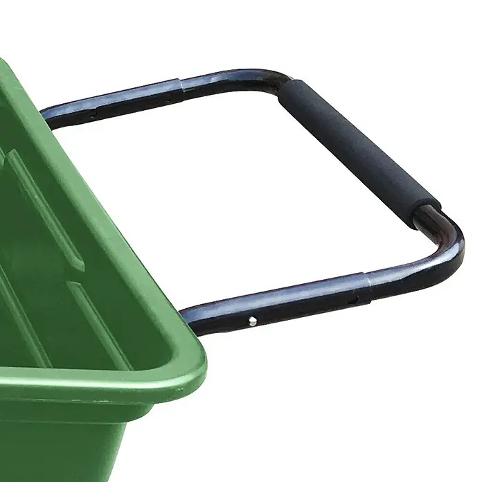 Güde Transportwagen Garten GGW 501 - L x B x H: 161,5 x 97 x 78,5 cm - Detailaufnahme einer grünen Schubkarre mit schwarzem Griff und Griffpolster für bequemes Arbeiten im Garten.