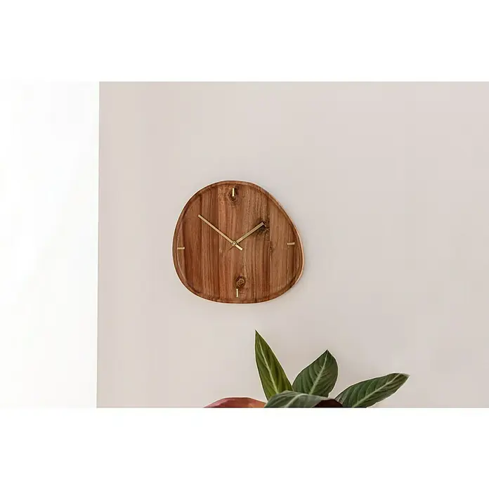 Wanduhr Marron - Durchmesser: 35 cm, Natur - Einzigartige Wanduhr aus Holz mit goldfarbenen Zeigern und Markierungen, die jedem Raum einen Hauch von rustikalem Charme verleiht.