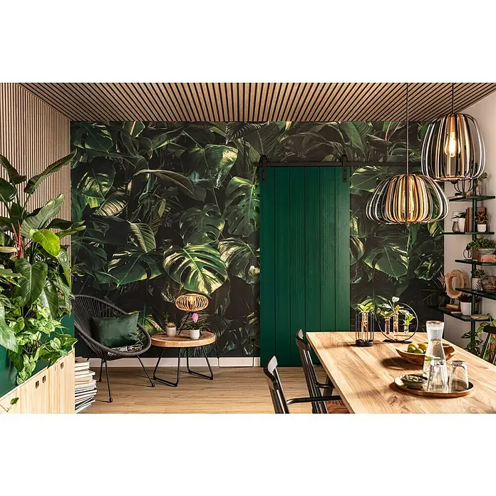 Eglo Encinitos Pendelleuchte rund ENCINITOS - 40 W, Ø x H: 25,5 x 110 cm, Schwarz/Gold, E27 - Gemütlicher Essbereich mit einem Holztisch, modernen Lampen und einer auffälligen grünen Schiebetür vor einer Wand mit tropischen Pflanzenmotiven.