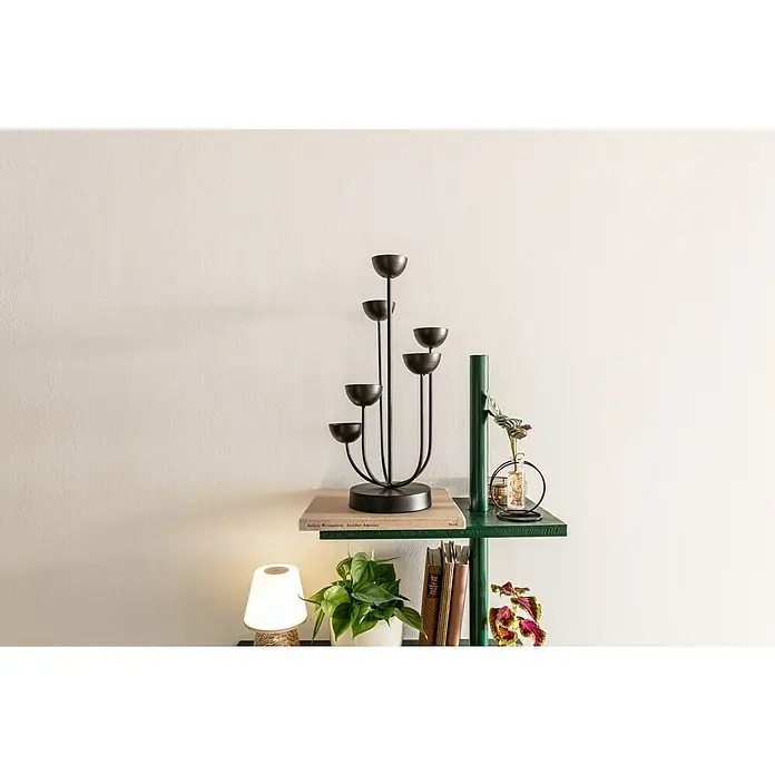 swingcolor Buntlack Acryl - Moosgrün, Seidenmatt, 375 ml, Wasserbasiert - Dekorative Aufnahme eines modernen schwarzen Kerzenhalters auf einem Bücherregal, der eine elegante und stilvolle Atmosphäre schafft.