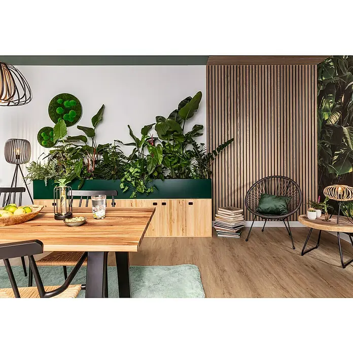 Gartensessel Relax - Stahl, Dunkelgrau, B x T x H: 76 x 73 x 89 cm - Dieses Bild zeigt einen hellen Raum mit einem Holztisch, Pflanzen und einer Akzentwand aus Holzlatten, die eine warme und einladende Atmosphäre schafft.