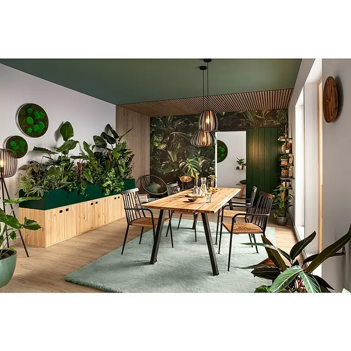 swingcolor Buntlack Acryl - Moosgrün, Seidenmatt, 375 ml, Wasserbasiert - Der Esstisch aus Holz mit schwarzen Metallbeinen und die eleganten Pendelleuchten schaffen eine natürliche und stilvolle Atmosphäre im Raum.