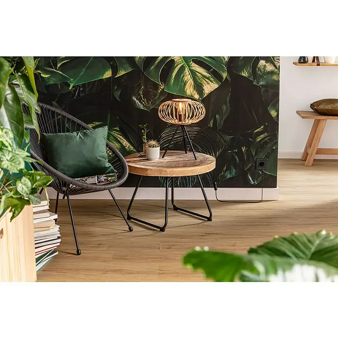 Gartensessel Relax - Stahl, Dunkelgrau, B x T x H: 76 x 73 x 89 cm - Gemütliches Interieur mit einem stilvollen Tisch mit einer dekorativen Lampe. Der Raum wird durch Grünpflanzen und eine trendige Einrichtung ergänzt.