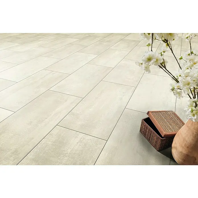 LOGOCLIC Designboden Element Flex - Mist Tile, Fliese, 638 x 322 x 7 mm - Elegante Bodenfliesen in hellem Farbton, verlegt im stilvollen Langformat. Ein dekoratives Arrangement mit Vase und Schatulle rundet das Gesamtbild ab.
