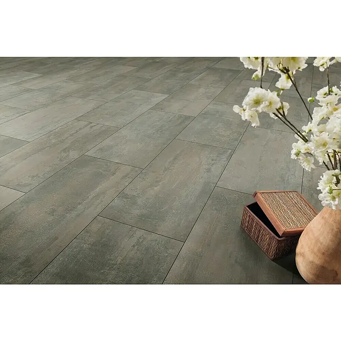 LOGOCLIC Designboden Element Flex - Vibe Tile, Fliese, 638 x 322 x 7 mm - Ein grauer Fliesenboden mit einem dekorativen Arrangement aus Blumen und einem Korbgefäß, der eine elegante Atmosphäre schafft.