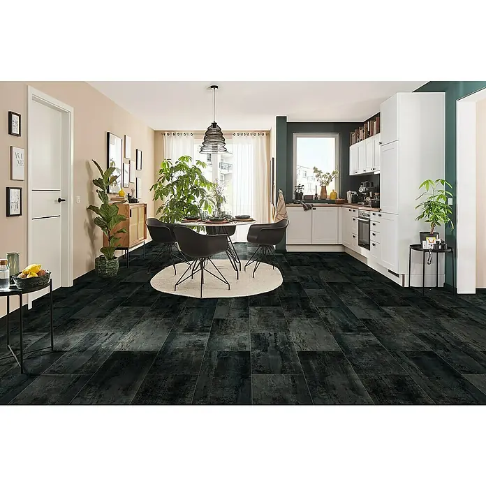LOGOCLIC Designbodenmuster Element Flex Dark Tile - 297 x 322 x 7 mm, Fliesenoptik - Einladender Essbereich mit elegantem, dunklem Bodenbelag, der dem Raum eine moderne und stilvolle Note verleiht. Die Möbel sind geschmackvoll angeordnet.