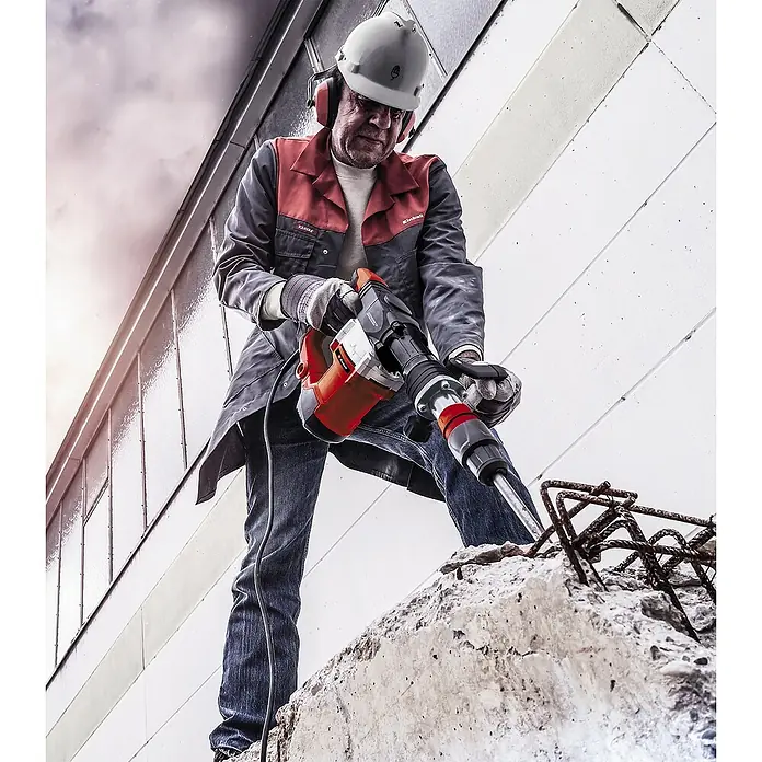 Einhell Abbruchhammer TE-DH 32 - 1.500 W, 32 J, SDS-Max-Aufnahme - Ein Bauarbeiter benutzt einen Einhell Abbruchhammer auf einer Baustelle. Der Abbruchhammer ist ideal für schwere Abbrucharbeiten und Renovierungen.