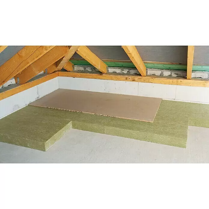 Rockwool Steinwolle Tegarock L - Stärke: 100 mm, Wärmeleitfähigkeit: 0,035 W/(mK) - Grüne Mineralwolldämmplatten auf einem Boden, mit einer braunen Unterbodenplatte darauf.
