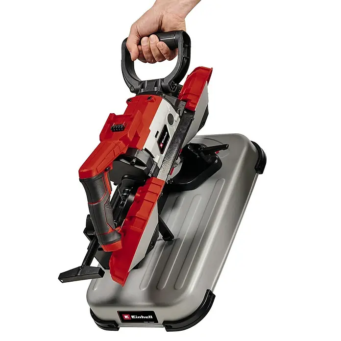 Einhell PXC 18V Sierra de cinta de batería TE-MB 18/127 Li-Solo - 18 V, Sin batería - Imagen de una sierra de cinta portátil para metal Einhell sostenida por una mano en el asa, con una carcasa gris.