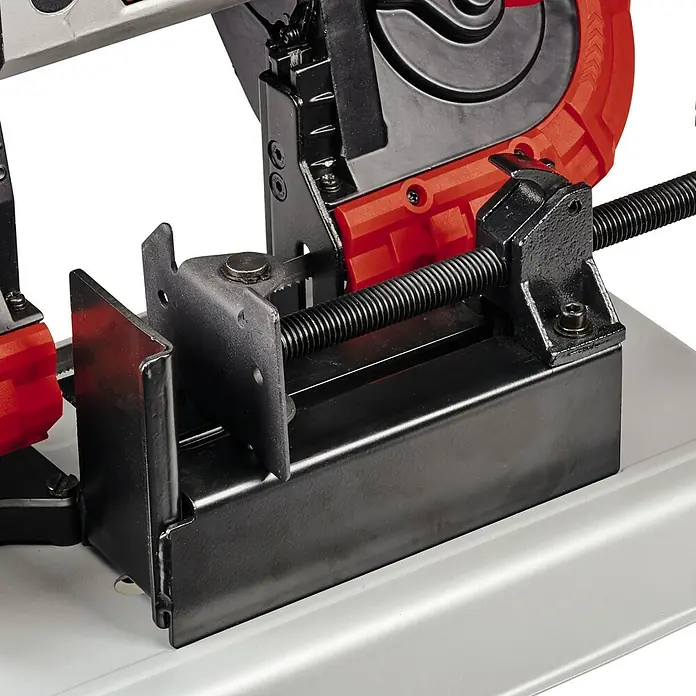 Einhell PXC 18V Sierra de cinta de batería TE-MB 18/127 Li-Solo - 18 V, Sin batería - Primer plano de una sierra para metales con un tornillo de banco para fijar firmemente la pieza durante el corte.