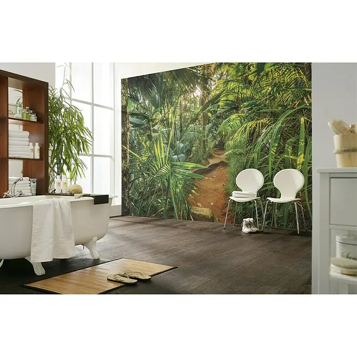 Komar Fototapete Jungle Trail - 8 -tlg., B x H: 368 x 254 cm, Papier - Badezimmer mit üppiger Dschungel-Fototapete, die eine entspannende und natürliche Atmosphäre für ein tropisches Ambiente schafft.
