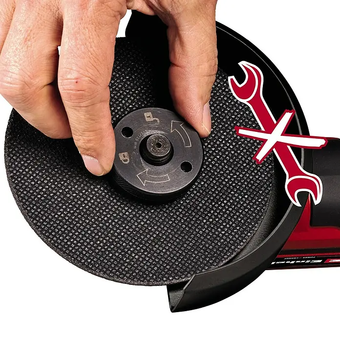 Einhell Professional PXC 18V Amoladora angular de batería TP-AG 18/125 CE Q Li - Solo - Sin batería, Diámetro disco: 125 cm, 3.000 r.p.m. - 10.500 r.p.m. - Primer plano de una amoladora angular Einhell con una mano que asegura el disco. El símbolo de la llave inglesa roja indica cambio sin herramientas.