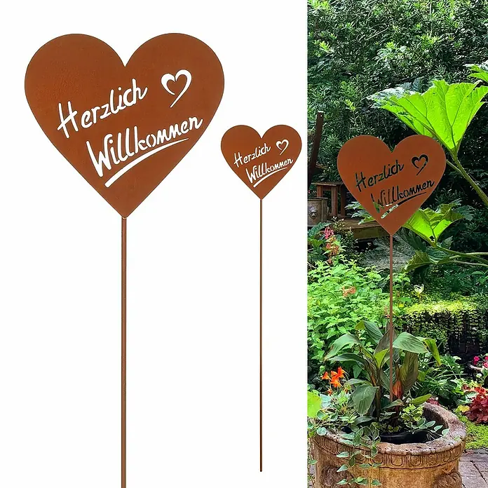 Gartenstecker Herzlich Willkommen - 0,5 x 15 x 42 cm, Rusty - Das Bild zeigt ein Herzschild aus Metall mit der Aufschrift "Herzlich Willkommen", das als Dekoration im Garten oder in Blumentöpfen verwendet werden kann.