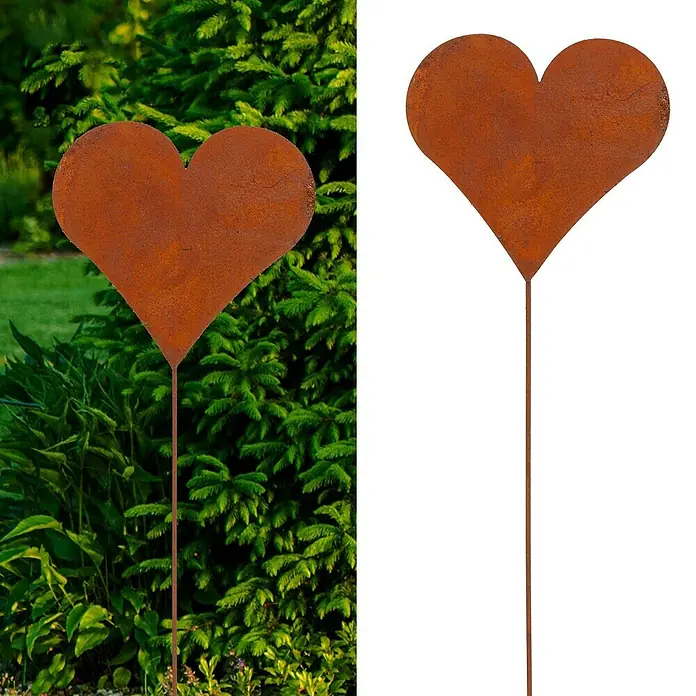 Gartenstecker Herz - 18 x 80 cm, Rusty - Rostfarbene Herz-Gartenstecker im Split-View: Einer im Gartenbeet, der andere freigestellt auf Weiß. Dekorative Gartenelemente.