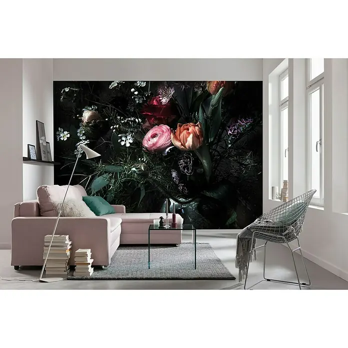 Komar Imagine Edition 3 - Stories Fototapete Still Life - 8 -tlg., B x H: 368 x 254 cm, Papier - Elegante Fototapete mit dunklem Blumenmotiv für ein stilvolles Wohnambiente. Verleiht jedem Raum Tiefe und eine luxuriöse Note.