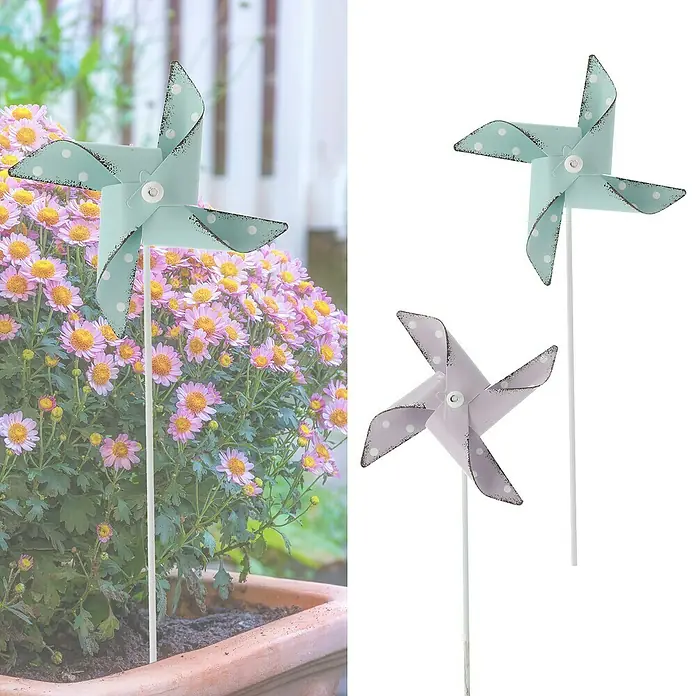 Gartenstecker Windmühle - 8 x 75 cm - Das Bild zeigt ein blaues Windrad mit weißen Punkten im Blumenbeet und zwei weitere Windräder isoliert.