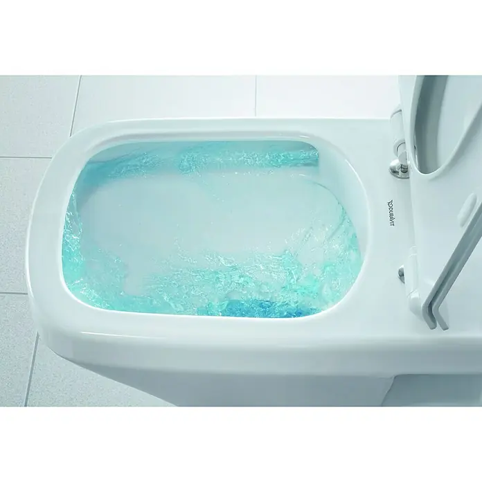 Duravit Happy D.2 Wand-WC Typ 2Spülrandlos, Ohne Spezialglasur, Spülform: Tief, WC Abgang: Waagerecht, Weiß - Bild einer Duravit Toilette mit blauem Wasser. Das moderne Design und die spülende Funktion der Toilette sind gut erkennbar.
