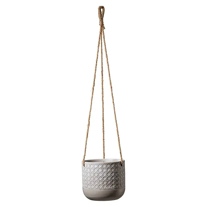 Soendgen Keramik Blumenampel Vienna - Außenmaß (Ø x H): 15 x 14 cm, Keramik, Seidengrau - Hängepflanzgefäß mit einem eleganten grauen Topf, der mit einem filigranen Rattanmuster verziert ist und an drei robusten Seilen aufgehängt wird.