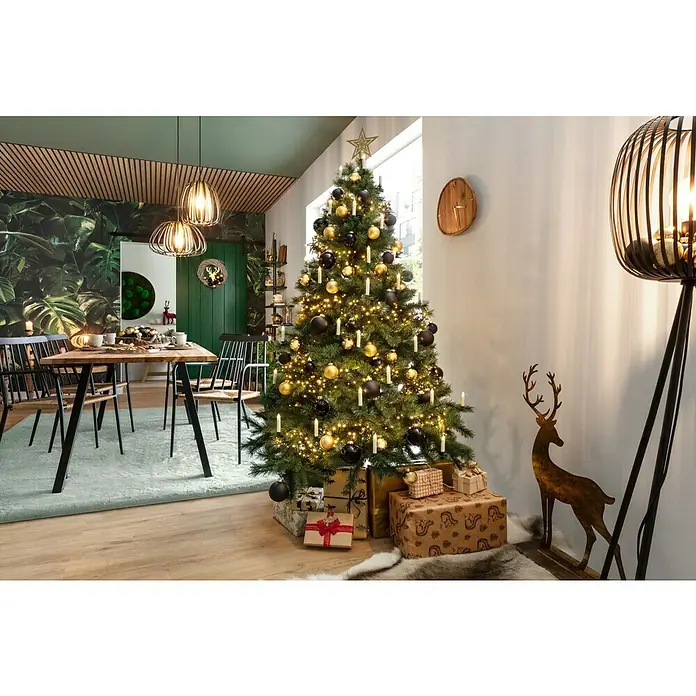 Wanduhr Marron - Durchmesser: 35 cm, Natur - Festlich geschmückter Weihnachtsbaum mit goldenen und schwarzen Kugeln, Lichtern und Kerzen, umgeben von Geschenken und einem dekorativen Hirsch.