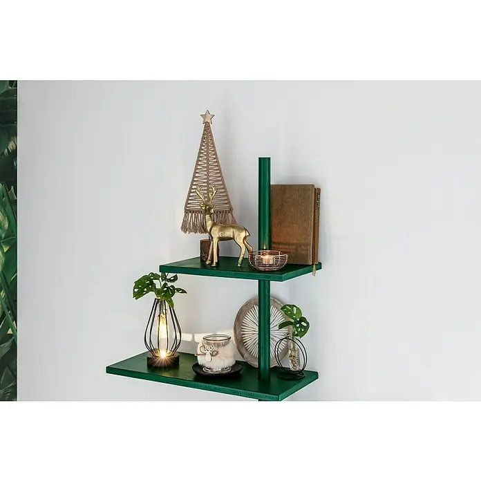 swingcolor Buntlack Acryl - Moosgrün, Seidenmatt, 375 ml, Wasserbasiert - Einrichten mit Stil: Das grüne Regal präsentiert Deko-Elemente wie eine goldene Statue, einen Weihnachtsbaum und eine Lampe mit Pflanzen.