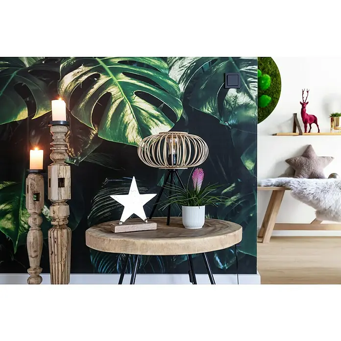 Komar Pure Fototapete Tropical Wall - 3 -tlg., B x H: 400 x 250 cm, Vlies - Tischdekoration mit Kerzen, Lampe und Stern, vor einer grünen Blättertapete.