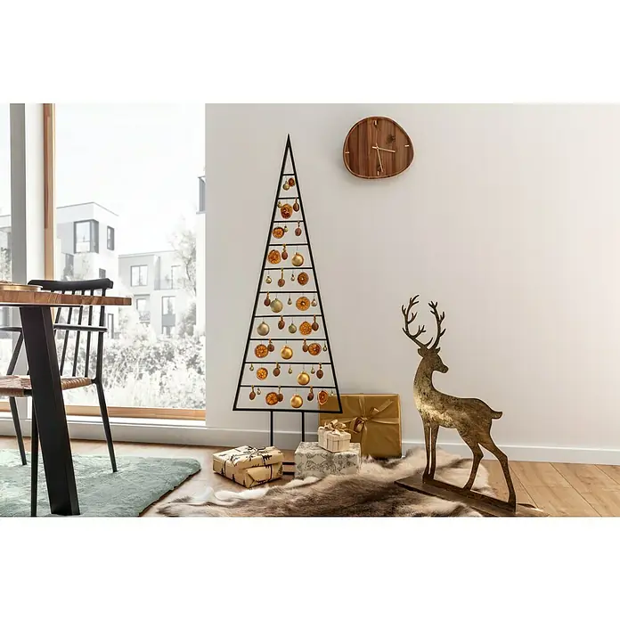 Esbeco RentierfellBraun/Weiß, 100 % Echtfell, 110 x 70 cm - Weihnachtsdekoration mit einem stilvollen, minimalistischen Weihnachtsbaum aus Metall, geschmückt mit goldenen Kugeln und Orangenscheiben.
