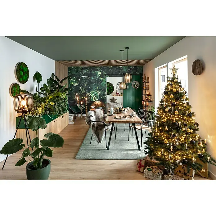 Esbeco RentierfellBraun/Weiß, 100 % Echtfell, 110 x 70 cm - Festlich dekorierter Essbereich mit üppigem Grün, Weihnachtbaum und warmen Lichtern für eine gemütliche Atmosphäre.