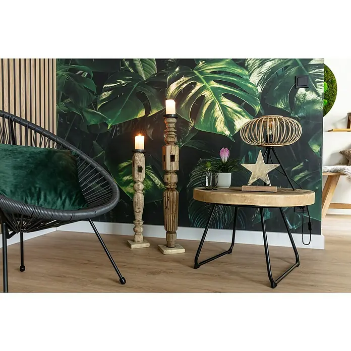 Just Light Racoon Lámpara de sobremesa - 40 W, L x An x Al: 32 x 32 x 41 cm, Negro/Madera, E27 - Esta imagen muestra un espacio de estar elegante con una silla negra, dos candelabros de madera y una mesa redonda con una lámpara decorativa.