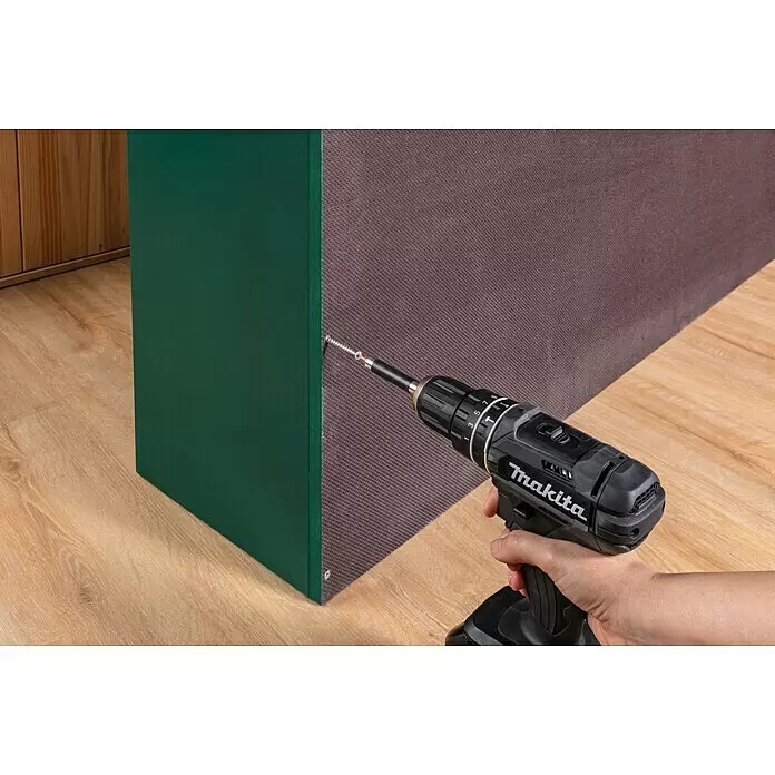 Makita LXT 18V Taladro atornillador de batería DDF482RFJ - 18 V, 2 baterías, 3 Ah, 62 Nm - Mano sosteniendo un taladro inalámbrico Makita atornillando un tornillo en un panel verde.