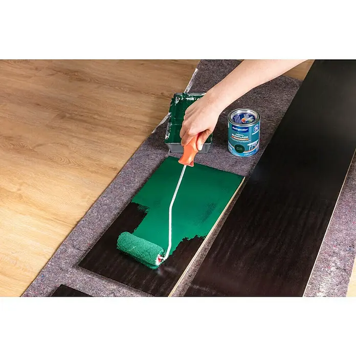 swingcolor Lackier-Set - 3 -tlg. - Aufbringen der Swingcolor Acryl Buntlack Farbe mit einer Farbwalze auf ein Holzbrett.