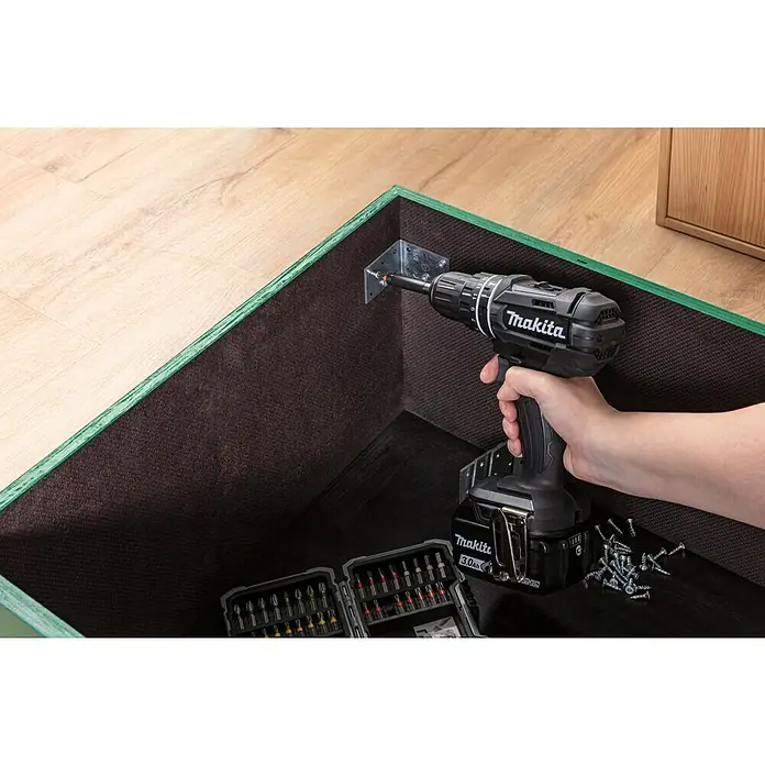 Stabilit Winkelverbinder - 50 x 50 x 35 mm, 1 Stk. - Nahaufnahme eines Makita Akku-Bohrschraubers bei der Montage eines Winkels in einem Holzrahmen, ideal für Heimwerkerprojekte.