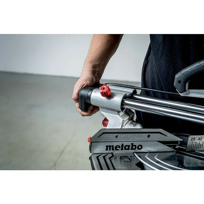 Metabo Kapp- & Gehrungssäge KGS 216 M Set - 1.500 W, Durchmesser Sägeblatt: 216 mm, Leerlaufdrehzahl: 5.000 U/min - Nahaufnahme einer Metabo Kapp- und Gehrungssäge in Benutzung, Fokussierung auf Präzision und Handhabung.