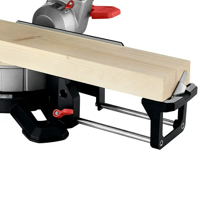 Metabo Kapp- & Gehrungssäge KGS 216 M Set - 1.500 W, Durchmesser Sägeblatt: 216 mm, Leerlaufdrehzahl: 5.000 U/min - Bild einer Kapp- und Gehrungssäge mit einem Holzbrett, das auf der Maschine liegt.