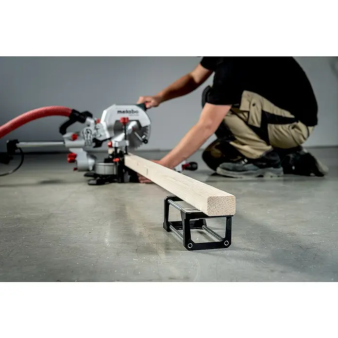 Metabo Kapp- & Gehrungssäge KGS 216 M Set - 1.500 W, Durchmesser Sägeblatt: 216 mm, Leerlaufdrehzahl: 5.000 U/min - Metabo Kapp- und Gehrungssäge KGS 216 M mit Zugfunktion und präziser Schnittleistung für vielseitige Anwendungen in Werkstätten.