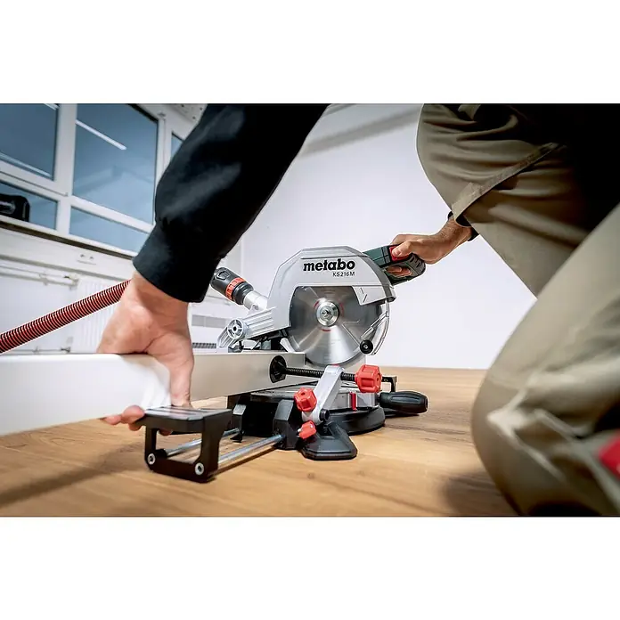 Metabo Kapp- & Gehrungssäge KS 216 M - 1.100 W, Durchmesser Sägeblatt: 216 mm, Leerlaufdrehzahl: 5.000 U/min - Metabo Kapp- und Gehrungssäge KS 216 M in Aktion. Präzise Schnitte mit hochwertiger Maschine für Handwerker und Heimwerker.