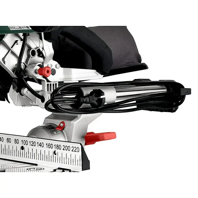 Metabo Kapp- & Gehrungssäge KGS 254 M - 1.800 W, Durchmesser Sägeblatt: 254 mm, Leerlaufdrehzahl: 4.500 U/min - Detailaufnahme einer Kapp- und Gehrungssäge mit gut sichtbarer Skala und Stromkabel.