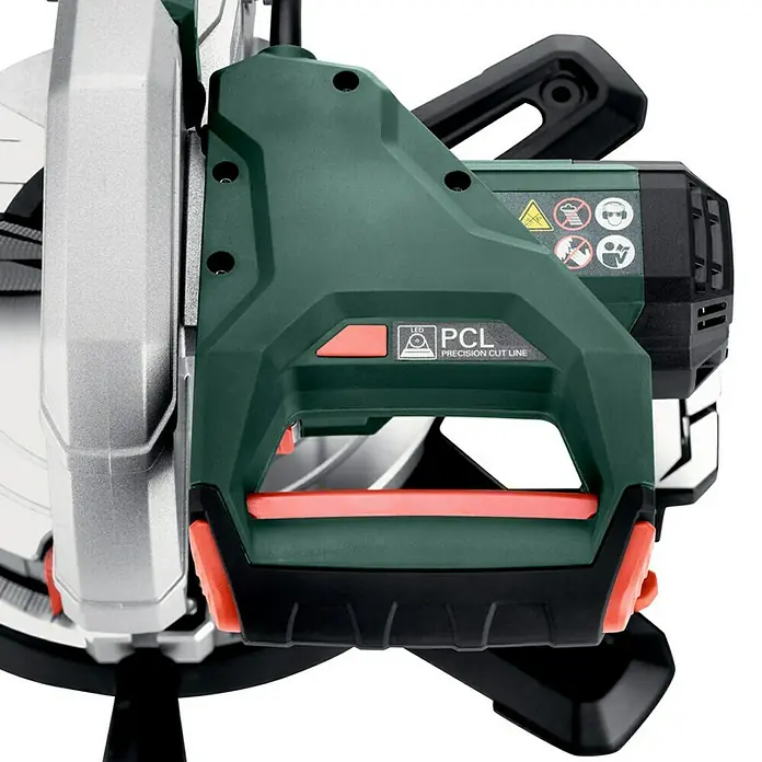 Metabo Kapp- & Gehrungssäge KS 216 M - 1.100 W, Durchmesser Sägeblatt: 216 mm, Leerlaufdrehzahl: 5.000 U/min - Detailaufnahme einer Kapp- und Gehrungssäge mit LED-Präzisionsschnittlinie (PCL), die präzise Schnitte ermöglicht.